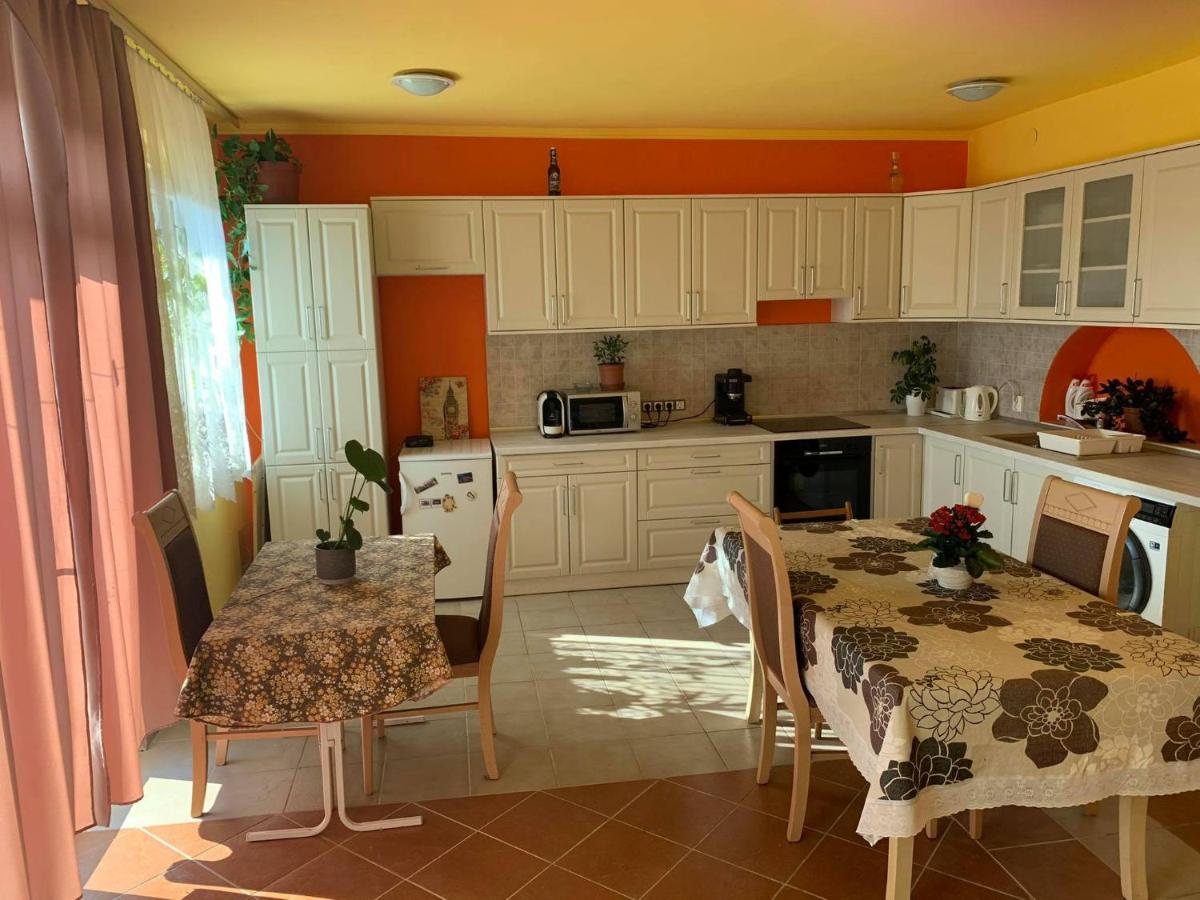 Kriszta Apartmanhaz Διαμέρισμα Balatonlelle Εξωτερικό φωτογραφία