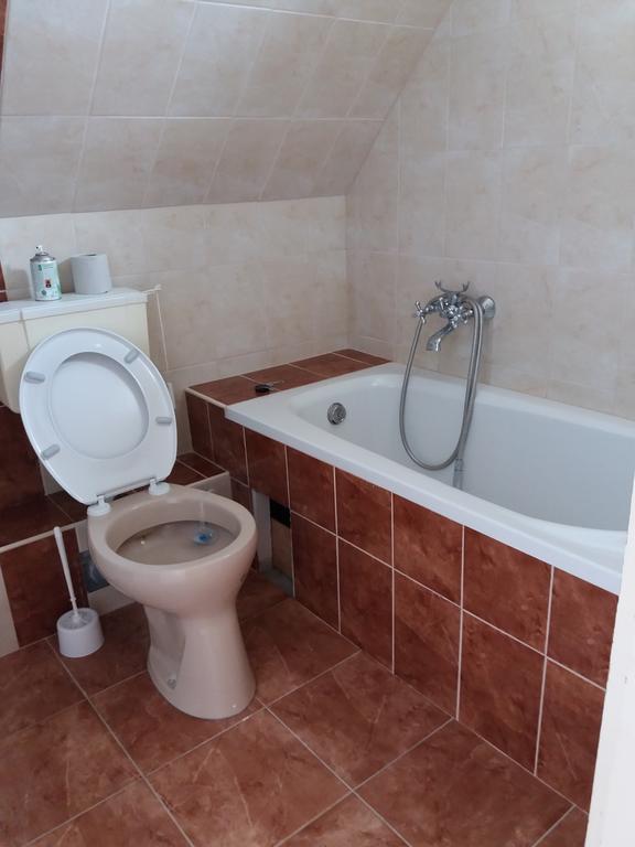 Kriszta Apartmanhaz Διαμέρισμα Balatonlelle Εξωτερικό φωτογραφία